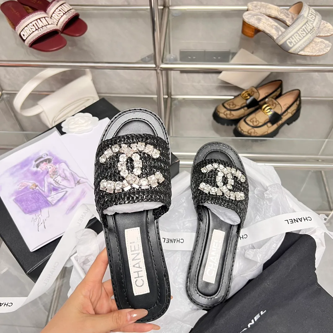 👟👟Ex-factory price 480👟👟 CHANEL woven handmade slippers are currently the most difficult slippers to make. They are all handmade. The diamonds are artificially put on one by one. Imported pure natural dense weaving! Super heavy duty! The quality is much better than the ones on the market, so it is not easily deformed and has a certain degree of flexibility to the touch, not that hard! It doesn’t feel stuffy when you wear it, and the breathability effect is really good! Size: 35-40. Genuine leather outsole. This product is relatively rare. Don’t hesitate to get it. I don’t know how many months it will last. Maybe it will be gone all of a sudden. This kind of shoes can’t be made for long. It’s too troublesome.
